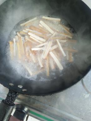 2.在沸水里过一下。