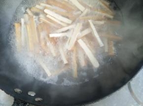 2.在沸水里过一下。