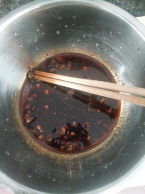 3.姜蒜切碎加入酱油、少量盐、少量糖、豆瓣酱和少量醋。