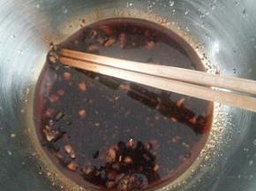 3.姜蒜切碎加入酱油、少量盐、少量糖、豆瓣酱和少量醋。