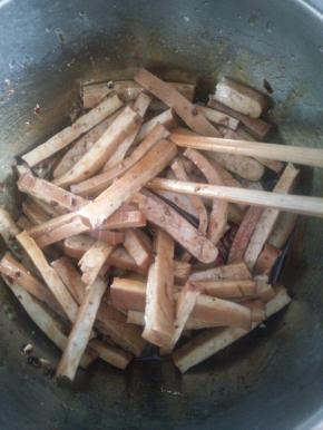 4.将过了沸水的豆腐干放入酱汁拌匀。