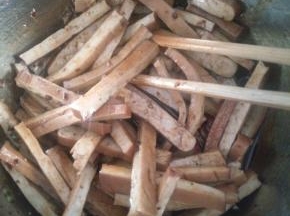 4.将过了沸水的豆腐干放入酱汁拌匀。