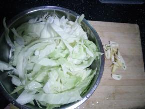 1.粉丝提前泡软，莲白切丝，姜蒜切片。