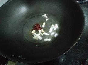 2.锅内放油下姜蒜炒香，放入豆瓣酱。