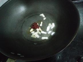 2.锅内放油下姜蒜炒香，放入豆瓣酱。