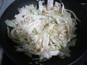 3.放入莲白丝，翻炒均匀。