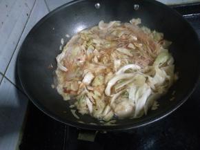 4.放入粉丝，适量水喝盐大火焖一下。