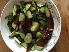 加入酱油等相关材料，搅拌均匀即可