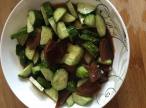 加入酱油等相关材料，搅拌均匀即可