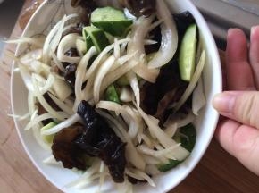 把准备好的材料放入盘中中，加入相应调料，搅拌均匀即可