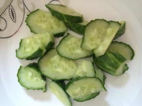 黄瓜切成块状，放入盘子中