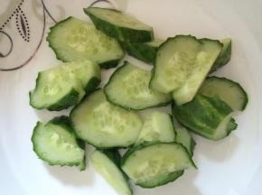 黄瓜切成块状，放入盘子中
