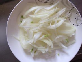 洋葱切成条状