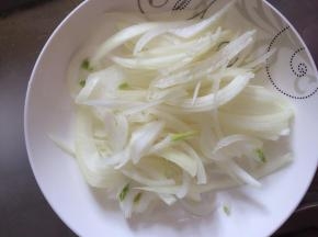 洋葱切成条状