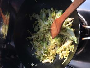 锅内加入适量油，放入洋白菜，加入适量醋，大火翻炒