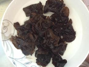 木耳用放入锅中煮一下捞出