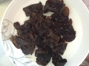 木耳用放入锅中煮一下捞出