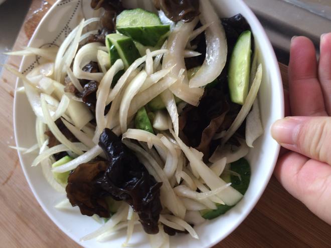 洋葱木耳拌黄瓜