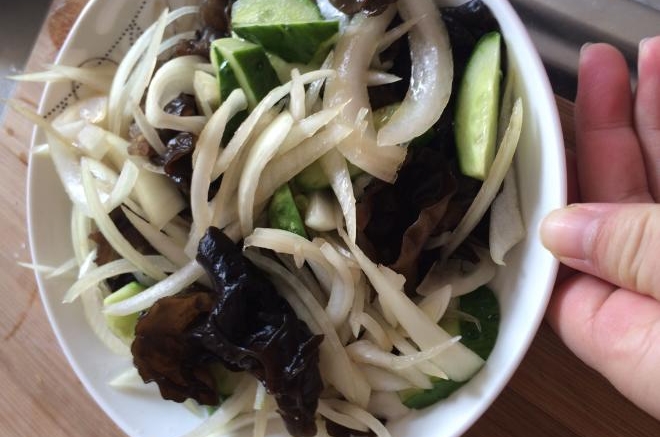 洋葱木耳拌黄瓜