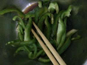 青椒放入盆中，加入醋等调料