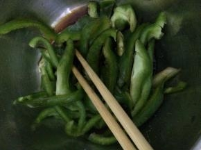 青椒放入盆中，加入醋等调料