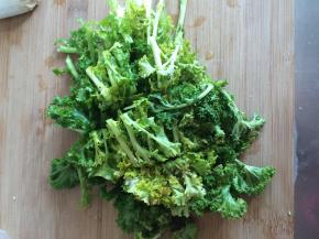 茼蒿清洗干净切成短状