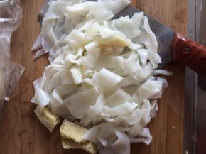 把凉皮切成条状，放入盘中，面筋切成块状