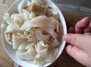 加入相应调料，搅拌均匀即可