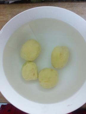 土豆去皮洗净。