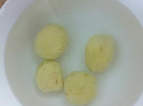 土豆去皮洗净。