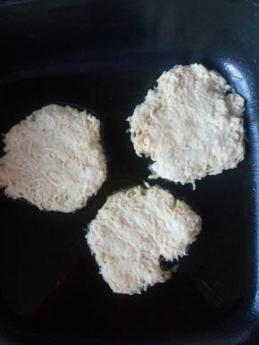 做成饼，贴在锅里。