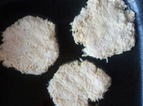 做成饼，贴在锅里。