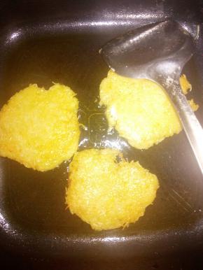 翻个面，烙至金黄。