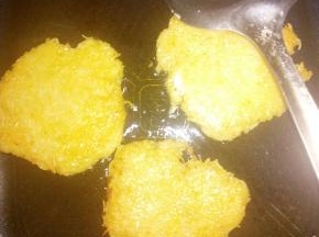 翻个面，烙至金黄。