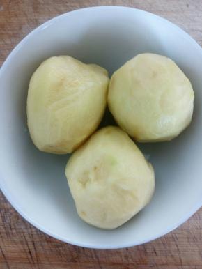 把土豆用土豆刀去皮，放盆中洗干净。