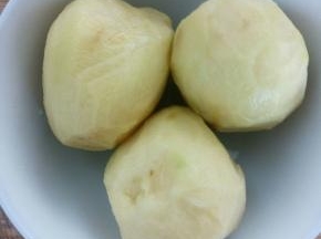 把土豆用土豆刀去皮，放盆中洗干净。