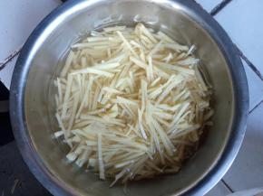 把土豆切成丝，用水洗干净。