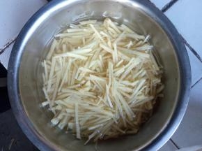 把土豆切成丝，用水洗干净。