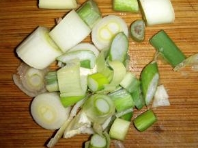 把葱花切好备用。