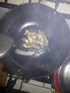把肉炒出油，放葱花起炒。
