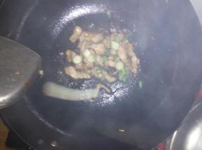 把肉炒出油，放葱花起炒。