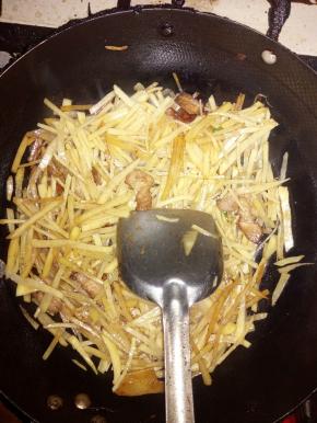 把土豆放锅里，用大火炒，放辅料，炒至土豆变金黄色。