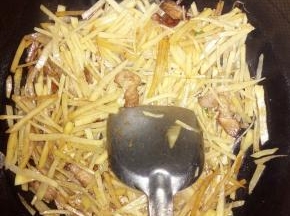 把土豆放锅里，用大火炒，放辅料，炒至土豆变金黄色。