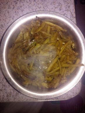 土豆熟了后，放入味精，装盆中。