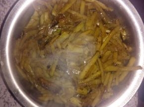 土豆熟了后，放入味精，装盆中。