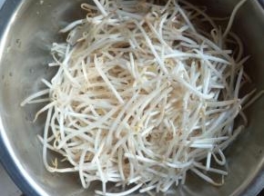 把豆芽用清水洗干净，备用。