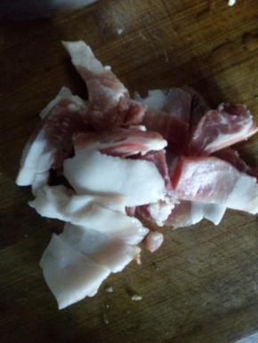 把猪肉切成片，备用。