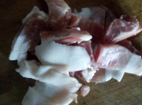 把猪肉切成片，备用。