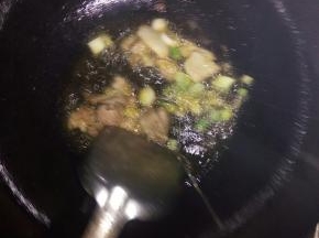 放葱花炒香。