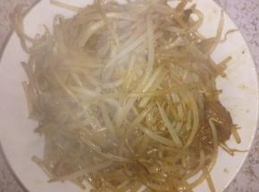 豆芽炒熟后，放味精和盐，装盘中。